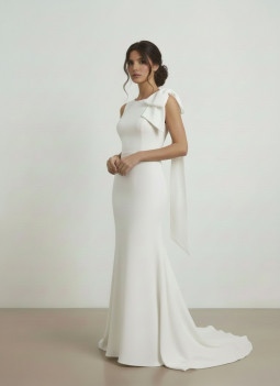 ROBE DE MARIÉE AVEC TRAÎNE ET NŒUD