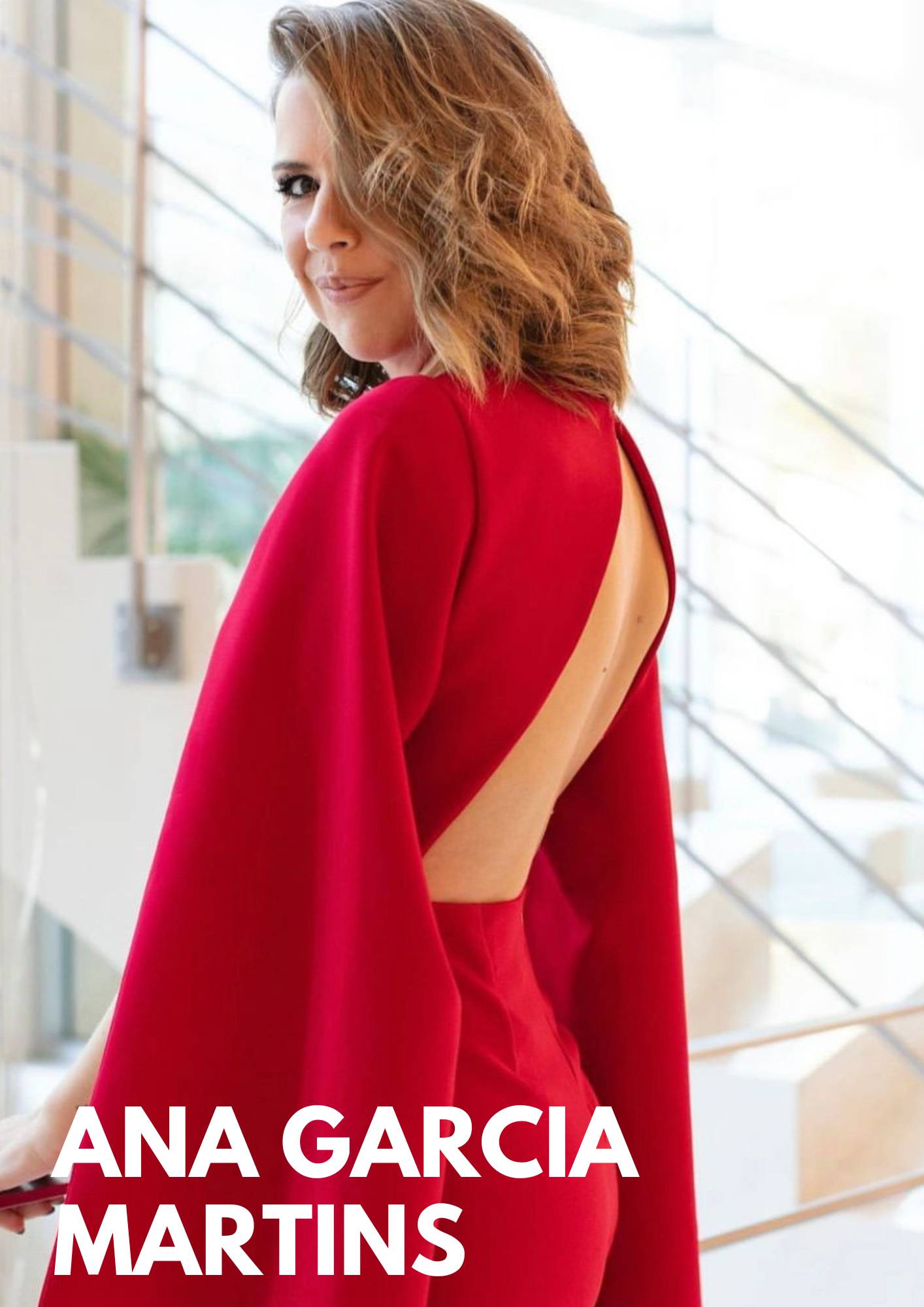 Portugiesische Bloggerin, Comedienne und Influencerin Ana Garcia Martins in einem luxuriösen roten Overall von MAUÎ Official