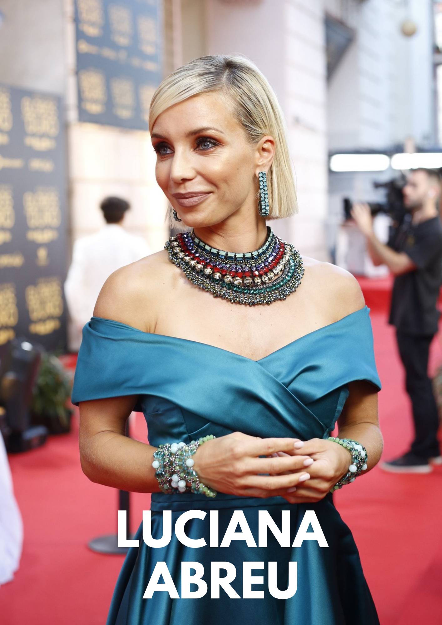 Portugiesische Moderatorin Luciana Abreu bei den SIC Golden Globes in einem maßgeschneiderten blauen Luxuskleid von MAUÎ Official