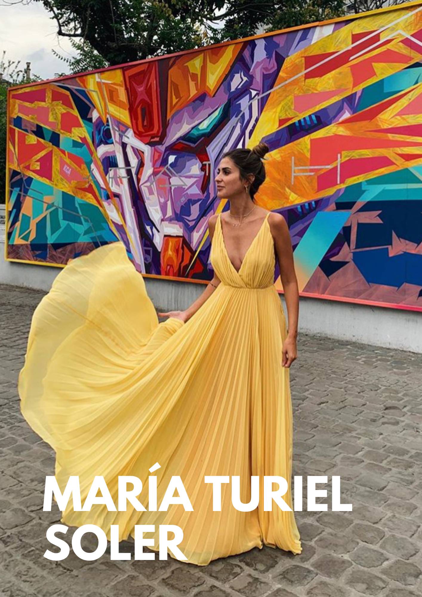 Spanische Influencerin María Turiel Soler in einem luxuriösen gelben Kleid von MAUÎ Official