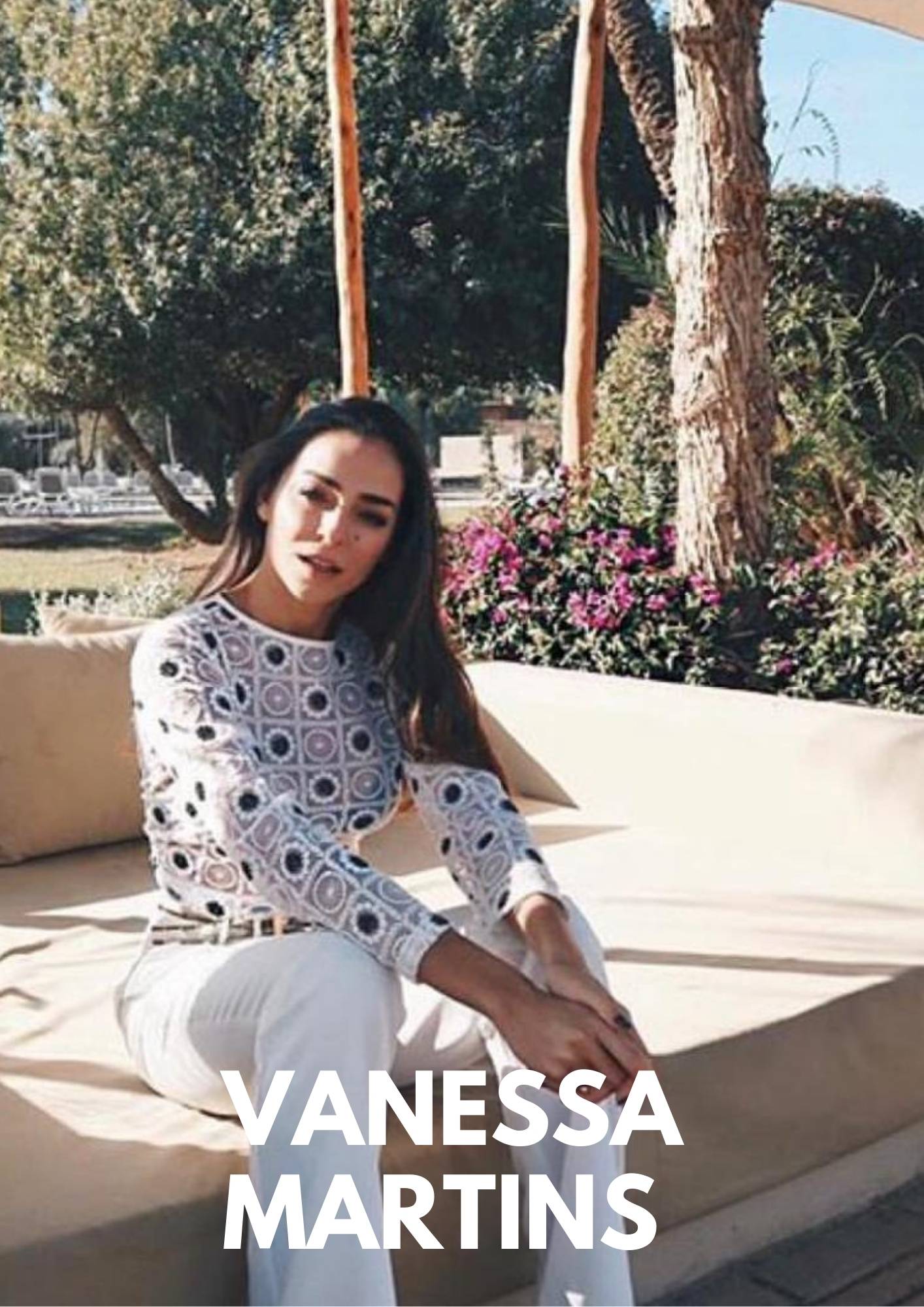 Attrice portoghese Vanessa Martins in una blusa di pizzo bianca di lusso di MAUÎ Official